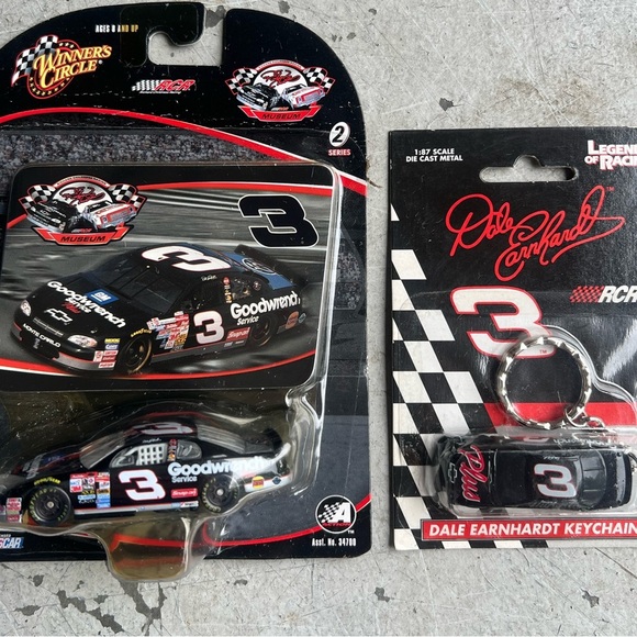 Winner's Circle Other - Dale Earnhardt #3 Winners Circle
Action Goodwrench Car 1:64
Series 2 & Key Chain